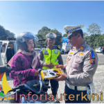 Ops Patuh LK 2024, Edukasi Pentingnya Keselamatan di Jalan raya Kasat Lantas Polres Siak AKP Fandri Bagikan Helm SNI dan Kaca Spion 