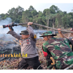 Kapolres Siak AKBP Asep Sujarwadi dan Tim Gabungan berjibaku turut memendam api