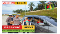 Kasatlantas Siak AKP Kaliman Siregar Dan Ibu Maisarah Membagikan Air Mineral Dan Sepotong Roti Kepada Pemudik Di KM 46 Tol Permai