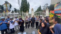 Sembari Olahraga Pagi Dirlantas Polda Riau Sapa Pengunjung CFD Pekanbaru & Bagikan Helm SNI  Info Riau terkini 