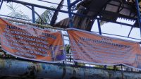 Ada 2 Spanduk Besar Yang Mengatasnamakan Senat Kerukunan Pemuda Riau (SKPR) Terpampang Mencolok Di Jembatan Penyebrangan Orang (JPO)