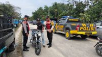 Personil Sungai Mandau AIPDA Raja Sipahutar dan Bripka Fernando melaksanakan patroli di jalan Lintas Sungai Mandau – Perawang Kampung Muara Kelantan Kecamatan Sungai Mandau, Kabupaten Siak.