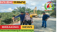 Pastikan Aman Dilalui Masyarakat,Gerak Cepat Satlantas Polres Siak Perbaiki Jalan Amblas Di Kecamatan Minas