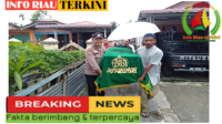 Bertakziah ke Rumah Duka, Bhabinkamtibmas Polsek Tualang Ikut Gotong Keranda Jenazah Warga Yang Meninggal Dunia