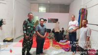 Babinsa Kodim 0322/Siak Sigap Evakuasi Warga dalam Kebakaran Hebat yang Melahap Empat Rumah di Mempura