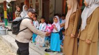 Peduli Terhadap Pendidikan, Bhabinkamtibmas Polsek Tualang Beri Bantuan Tas Sekolah Kepada Anak Kurang Mampu