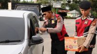 Bagikan Takjil,Kasat Samapta Iptu Alfajri “Wujud Kepedulian Polres Siak Kepada Masyarakat”