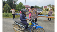 Polsek Sungai Mandau Berbagi Takjil Dalam Rangka Ops Tertib Ramadhan Lancang Kuning 2025