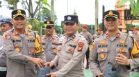Kapolres Siak Berikan Hadiah Bibit Pohon kepada Personel yang Berulang Tahun