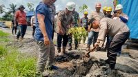 Memperingati Hari Buruh Sedunia, Polsek Kandis dan Dua Perusahaan Gelar Aksi Penanaman Pohon