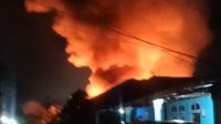 Breaking news, KEBAKARAN HEBAT DI JALAN KAYU JATI .SATU KORBAN JIWA DAN MELALAP JUGA 3 RUMAH LUDES TERBAKAR