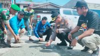 Gotong Royong Perbaikan Jalan Sultan Syarif Kasim Warnai Peringatan Hardiknas 2025 di Kandis