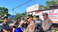 Sambut Hari Bhayangkara ke-79 Kapolsek Kandis Kompol Darmawan S.h M.h bagikan helm gratis 