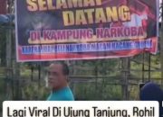 masyarakat bentangkan Spanduk selamat datang di Kampung Narkoba