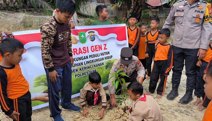 Polres Siak Melalui Polsek Kerinci Kanan Tanam Pohon di SD Negeri 06, Ajak Siswa Cinta Lingkungan Sejak Dini