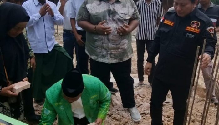 Masjid ali Rahmad  kandis Mulai di bangun , ketua MUI letakan batu pertama