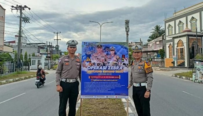 Polres Siak Pasang 18 Spanduk Himbauan Keselamatan Lalu Lintas dalam Rangka Operasi Zebra LK 2025