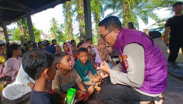 Tim Trauma Healing Mabes Polri turun ke Palembayan, Agam, untuk membantu memulihkan korban pascabencana.