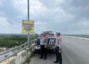 Cegah Macet dan Laka, Polsek Tualang Pasang Spanduk Larangan di Jembatan Maredan