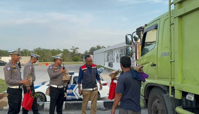 Sambut Arus Mudik Lebaran, Ditlantas Polda Riau Gelar Sosialisasi Pra Ops Ketupat dan Bagi Takjil di Tol Pekanbaru–Dumai