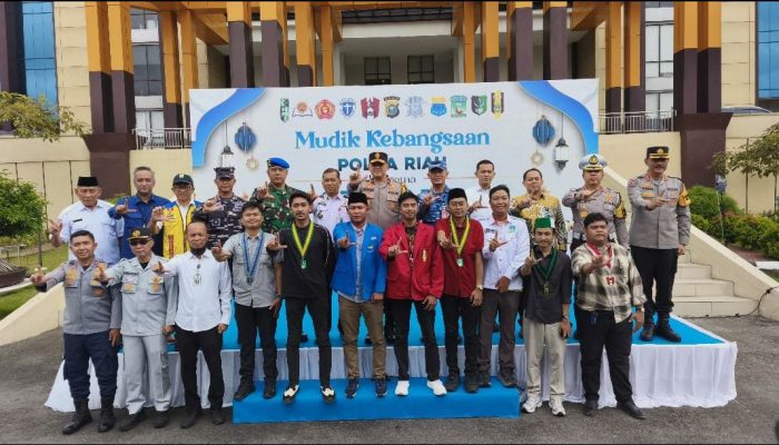 Mudik Aman, Keluarga Bahagia: Polda Riau dan Cipayung Plus Berangkatkan Ratusan Pemudik dengan Pengawalan Hingga Tujuan