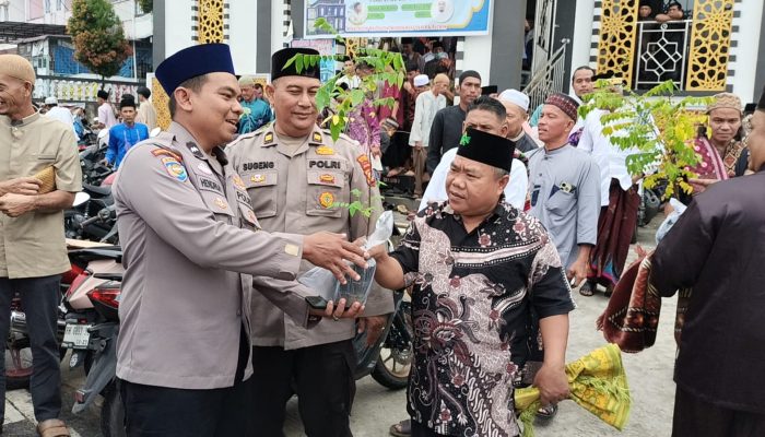 Polsek Tualang Bagikan Bibit Pohon “Berkah Ramadhan” Peringati Hari Hutan Sedunia