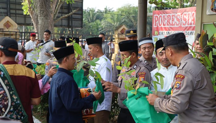 Polres Siak Tebar 2.000 Bibit Pohon Usai Salat Id, Wujud Kepedulian Lingkungan dan Silaturahmi Lebaran