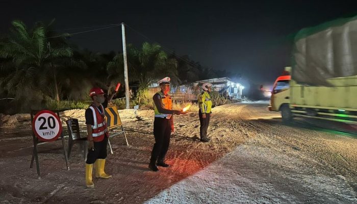 Tim Raicet Satlantas Polres Pelalawan Sukses Urai Kemacetan Panjang di Jalur Lintas Timur