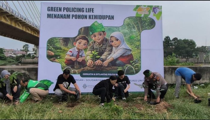 Kolaborasi Inspiratif! Ditlantas Polda Riau Bersama Gerkatin Tanam Pohon di Tepian Sungai Siak