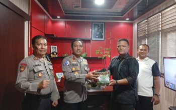 Hijaukan Lingkungan, Kapolsek Tualang Hadiahi Kanit Reskrim Bibit Pohon Saat Ulang Tahun