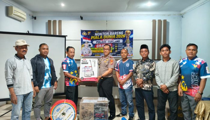 Dari Nobar ke Ketahanan Pangan, Polsek Tualang Serahkan Alat Pertanian Kepada Kelompok Tani