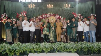 Awali Kehidupan Baru dengan Menanam Harapan, Polsek Tualang Serahkan Bibit Pohon kepada Pengantin