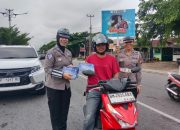 Polantas Menyapa di Persimpangan Jalan, Puluhan Helm SNI di Bagikan dan ajak Pengendara Patuhi Tata Tertib Berlalu Lintas