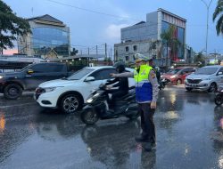 Hujan Deras Rendam Pekanbaru, Dirlantas Polda Riau Pimpin Langsung Urai Kemacetan dan Bantu Pengendara