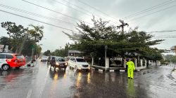 Apresiasi dan Terima Kasih untuk Polantas, Tetap Mengabdi di Tengah Guyuran Hujan