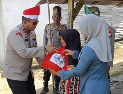 Semarakkan HUT RI Ke-81, Polsek Kulim Bagikan 50 Bendera Merah Putih dan Sembako kepada Warga Kurang Mampu