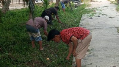 Warga RT 07 RK 06 Tualang Gotong Royong Bersihkan Lingkungan Sambut Hari Kemerdekaan   