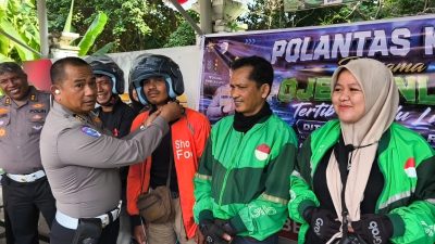 Semarak HUT ke-81 RI, Ditlantas Polda Riau Bagikan Sembako, Helm SNI dan Konvoi Bersama OJOL
