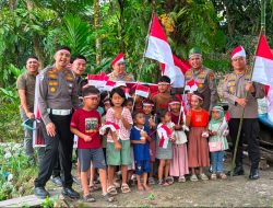 TIM Ekspedisi Merah Putih Presisi Polda Riau Tembus Pedalaman Talang Mamak Kobarkan Semangat Merah Putih Hadirkan Kepedulian Nyata untuk Negeri