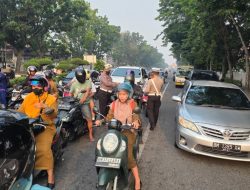 Asap Tebal Selimuti Pekanbaru, Ditlantas Polda Riau Bagikan Ribuan Masker kepada Masyarakat