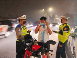 Kabut Asap Selimuti Pekanbaru, Tim Blue Light Patrol Polda Riau Sisir Jalan Protokol dan Bagikan Masker kepada Warga & Pengendara