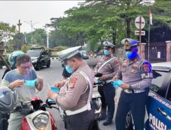 Polantas Karib Bagikan Masker kepada Pengendara & Pengguna Jalan