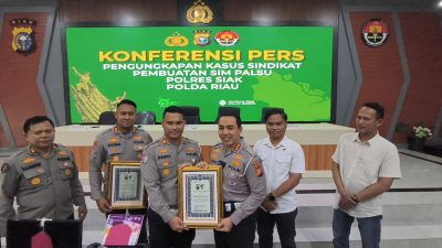 Sukses Ungkap Sindikat SIM Palsu, Dirlantas Polda Riau Beri Penghargaan Kepada Kapolres, Kasat Lantas dan Kasat Reskrim Polres Siak