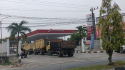 SPBU 14.284.617 Km 5 Perawang Dipenuhi Antrian Dugaan Pelangsir Solar Bersubsidi, Mengular Sepanjang Jalan