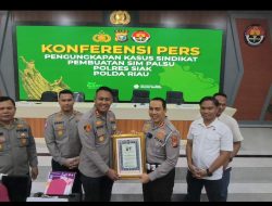 Sukses Ungkap Sindikat SIM Palsu, Dirlantas Polda Riau Beri Penghargaan Kepada Kapolres, Kasat Lantas dan Kasat Reskrim Polres Siak